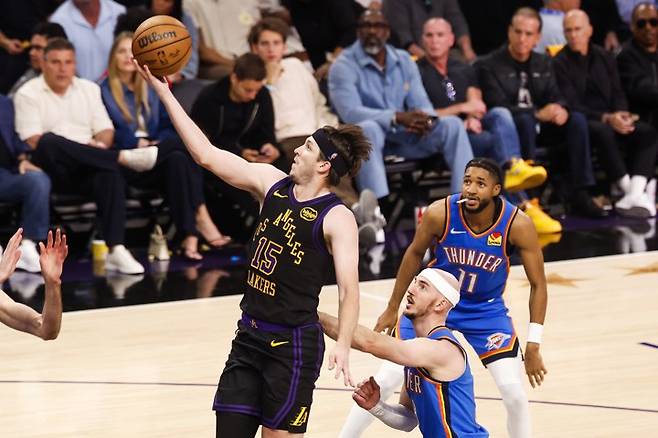 LA 리브스(15번)가 12일 크립토닷컴아레나에서 열린 오클라호마와의 2025~26 NBA 서부 PO 2라운드 4차전 중 레이업을 시도하고 있다. 사진=연합뉴스