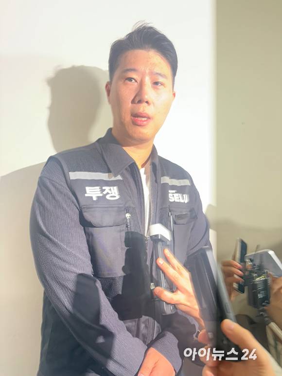 삼성전자 최대 노조인 초기업노동조합 삼성전자지부(이하 초기업노조) 최승호 위원장이 12일 세종시 정부세종청사 중앙노동위원회에서 열린 2차 사후조정회의 도중 회의장 밖으로 나와 취재진과 대화하고 있다. [사진=권서아 기자]
