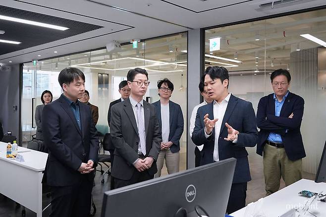 신동주 모빌린트 대표(우측에서 두 번째)가 모빌린트를 방문한 정보통신기획평가원(IITP) 관계자들을 대상으로 제품 등을 설명 중이다 / 출처=모빌린트