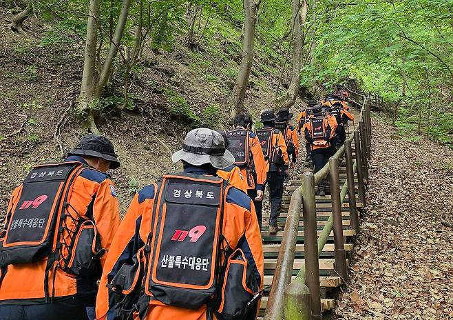 12일 오전 경북 산불특수대응단을 비롯한 경북소방 관계자들이 청송군 주왕산국립공원에서 실종된 초등학생을 찾기 위한 수색을 재개하고 있다. 사진 경북소방본부