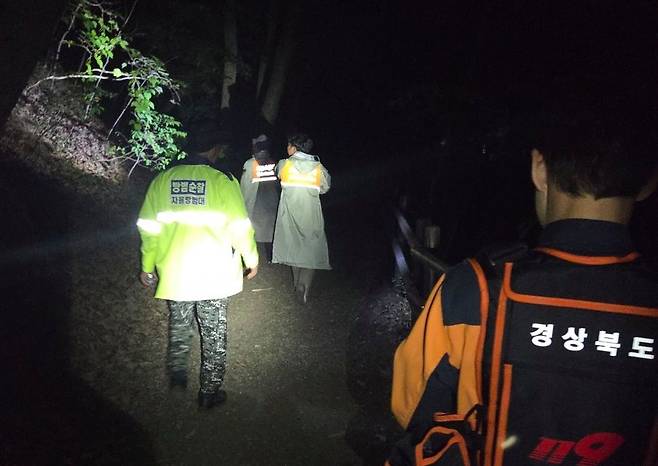 지난 11일 경북 청송군 주왕산국립공원에서 전날 실종된 초등학생을 찾기 위한 야간 수색작업이 진행되고있다. 사진 경북소방본부