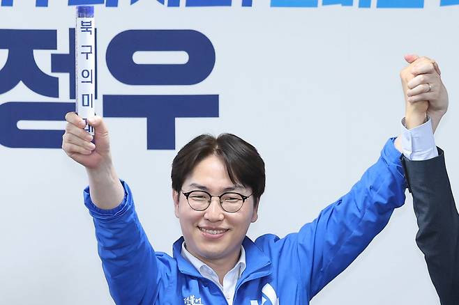 부산 북갑 국회의원 보궐선거에 출마한 하정우 더불어민주당 후보가 10일 부산 북구 자신의 선거사무소 개소식에서 전재수 부산시장 후보로부터 '북구의 미래'가 적힌 배턴을 전달받고 있다. 뉴스1