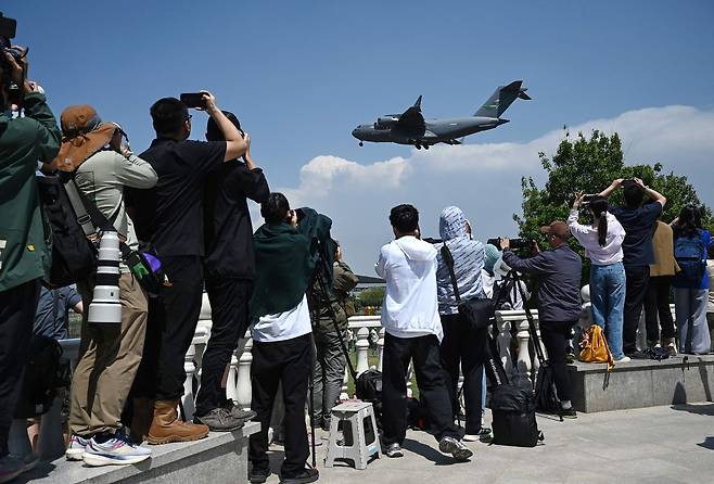 11일 베이징 수도공항에 미 공군 C-17 수송기가 착륙하고 있다. 트럼프 대통령은 5월 13일부터 15일까지 중국을 방문하며, 이란 문제와 무역 문제 등 현안을 시진핑 중국 국가주석과 논의할 예정이다. AFP=연합뉴스