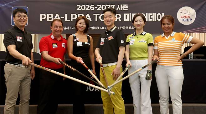 오성욱과 다니엘 산체스, 김가영, 김영원, 정수빈, 스롱 피아비(왼쪽부터)가 12일 열린 PBA-LPBA 미디어데이에서 선전을 다짐하고 있다. 사진 PBA