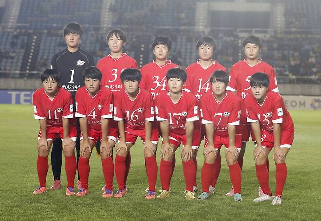 2025년 11월15일 미얀마 양곤에서 열린 아시아축구연맹(AFC) 여자 챔피언스리그(AWCL) 경기에 앞서 포즈를 취하는 북한 내고향여자축구단. 내고향여자축구단은 경기 수원에서 열리는 AWCL 준결승전에 참가하기 위해 오는 17일 방남한다. EPA·연합뉴스