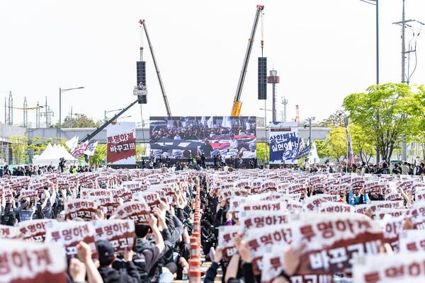 ▲삼성전자 노동자 약 4만 명이 지난달 23일 삼성전자 평택사업장 앞에서 모여 결의대회를 열고 있다. 사진=삼성전자 노조 공동투쟁본부