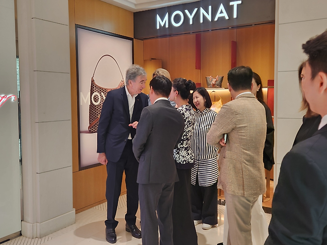 베르나르 아르노 LVMH 회장(왼쪽)이 11일 서울 서초구 반포동 신세계백화점 강남점을 둘러보고 있다.  <박윤예 기자>
