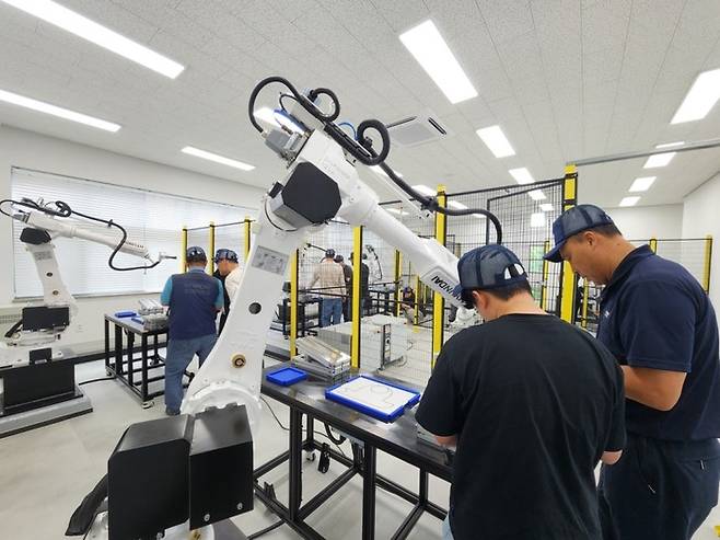 로봇 교육센터 재직자 교육(사진제공-경북도)