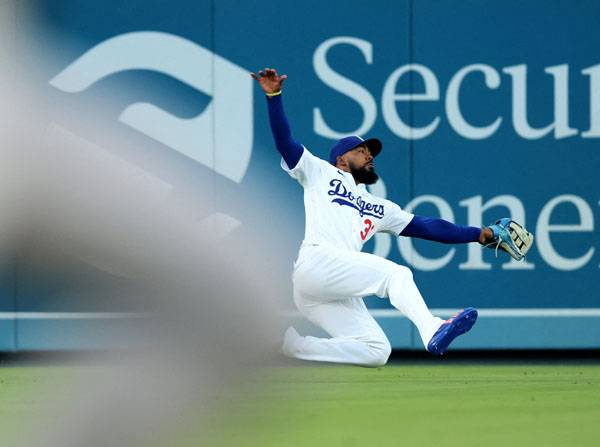 테오스카 에르난데스는 이정후의 장타를 뺏어갔다. 사진= Getty Images/AFP= 연합뉴스 제공