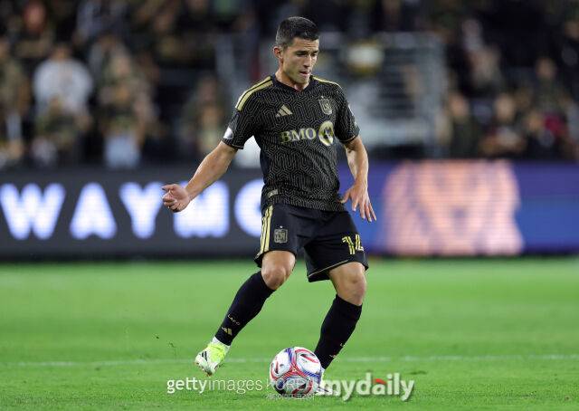 LAFC의 팔렌시아가 2026년 3월 미국 LA에서 열린 달라스와의 2026시즌 MLS 경기에서 패스를 하고 있다./게티이미지코리아
