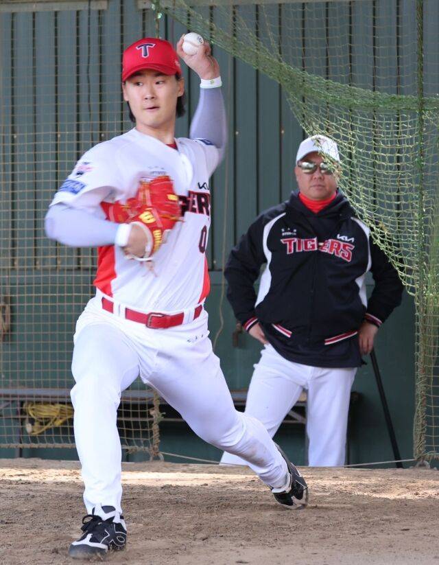 KIA 타이거즈 곽도규가 일본 아마미오시마 시민야구장에서 불펜투구하고 있다./KIA 타이거즈