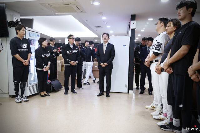 KT 박윤영 구단주가 선수단과 대화를 하고 있다./KT 위즈 제공