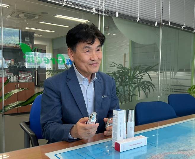 손중호 노아 바이오텍 대표가 29일 바이오아의 T-PDRN 티들 시리즈를 들고 있다. [박혜림 기자/rim@]