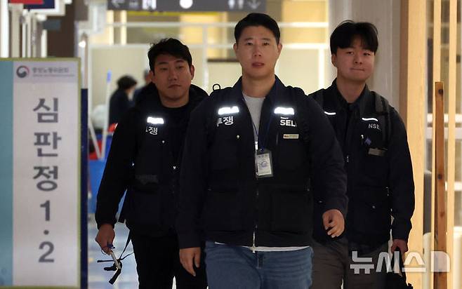 [세종=뉴시스] 강종민 기자 = 11일 삼성전자 노조 대표로 초기업노동조합 삼성전자 지부 최승호 위원장 등이 사후조정 절차가 열리는 세종시 정부세종청사 중노위 조정회의실로 향하고 있다.  삼성전자 노사가 이틀동안 중앙노동위원회 사후조정 절차를 통해 협상을 재개한다. 2026.05.11. ppkjm@newsis.com