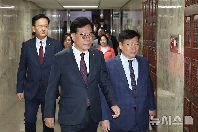 [서울=뉴시스] 고승민 기자 = 송언석 국민의힘 원내대표 등 의원들이 12일 서울 여의도 국회에서 열린 원내대책회의에 참석하고 있다. 2026.05.12. kkssmm99@newsis.com