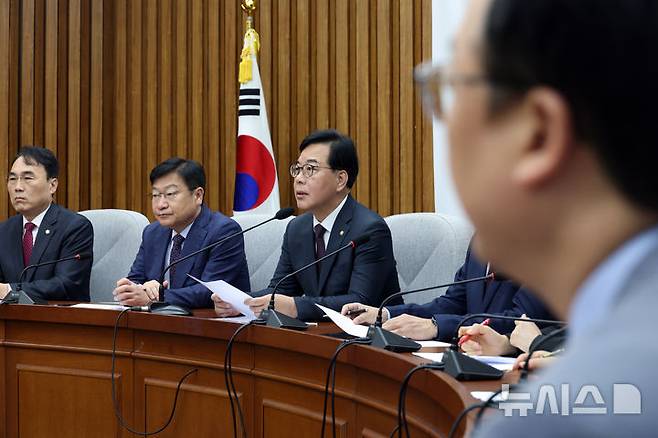 [서울=뉴시스] 고승민 기자 = 송언석 국민의힘 원내대표가 12일 서울 여의도 국회에서 열린 원내대책회의에서 발언하고 있다. 2026.05.12. kkssmm99@newsis.com
