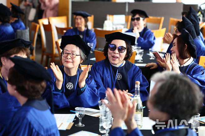 [서울=뉴시스] 김명년 기자 = 12일 오전 서울 용산구 숙명여자대학교 백주년기념관에서 열린 '졸업 50주년 홈커밍데이' 행사에서 학위복을 입은 50여년 전 졸업생들이 박수치고 있다. 2026.05.12. kmn@newsis.com