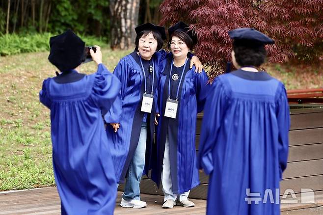 [서울=뉴시스] 김명년 기자 = 12일 오전 서울 용산구 숙명여자대학교 백주년기념관에서 열린 '졸업 50주년 홈커밍데이' 행사에서 학위복을 입은 50여년 전 졸업생들이 기념촬영하고 있다. 2026.05.12. kmn@newsis.com