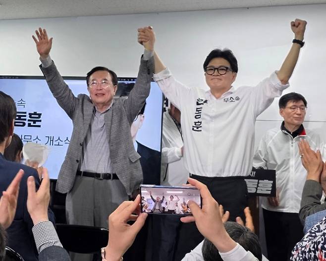 무소속 한동훈 부산 북갑 국회의원 보궐선거 후보가 10일 부산 북구에서 열린 선거사무소 개소식에서 서병수 전 의원과 손을 맞잡고 있다. 서 전 의원은 최근 국민의힘을 탈당하고 한 후보 캠프 명예선대위원장에 합류했다. 연합뉴스