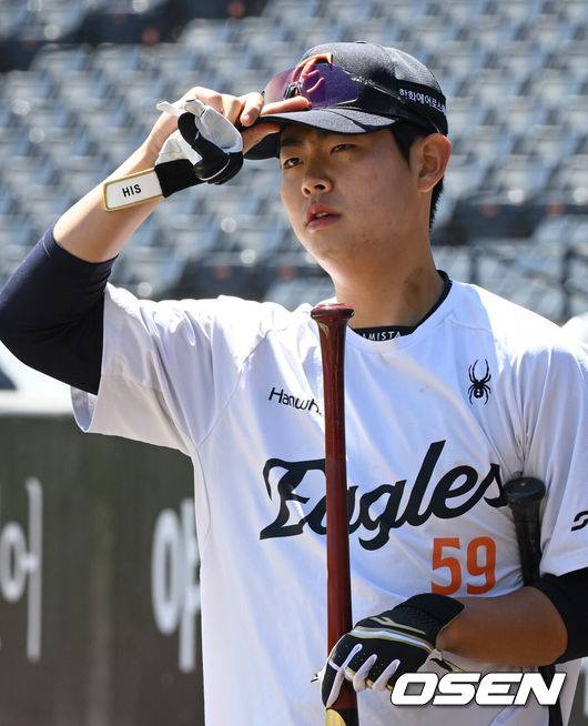 [OSEN=대전, 조은정 기자]9일 오후 대전 한화생명볼파크에서 2026 신한 SOL KBO리그 한화 이글스와 LG 트윈스의 경기가 열린다.이날 한화는 왕옌청을 LG는 치리노스를 선발로 내세웠다.한화 허인서가 훈련을 위해 그라운드로 나서고 있다. 2026.05.09 /cej@osen.co.kr