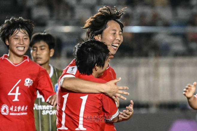 북한 여자클럽축구 최강팀 내고향여자축구단이 수원FC 위민을 상대로 AFC 여자 챔피언스리그 4강전을 치르기 위해 내한한다. 사진은 지난해 11월 대회 조별리그 경기 중 득점 직후 환호하는 내고향 선수들. 연합뉴스