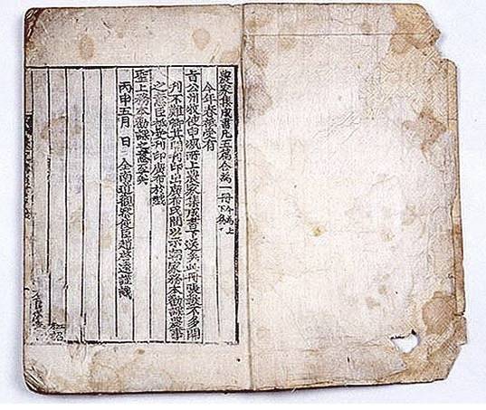 논에 물을 대서 벼를 재배하는 농법은 단시간에 노동력을 집중 투입해 단위 면적당 생산량을 극대화하는 매우 노동집약적이다. 그러나 한반도 기후 때문에 조선 초기에는 모내기를 활용한 논농사를 권장하지는 않았다. 모내기 농법이 소개된 조선 세종 때 편찬된 ‘농사직설’  국립중앙박물관 제공