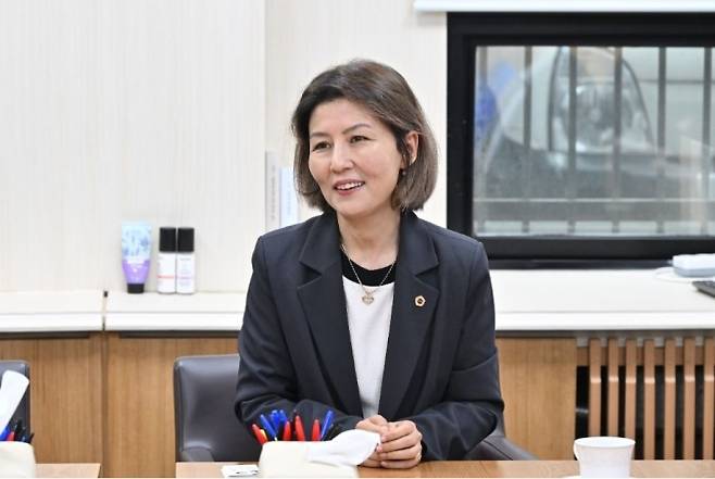 몽골 내방 대표단과 대화하는 아이수루 시의원. 서울시의회 제공