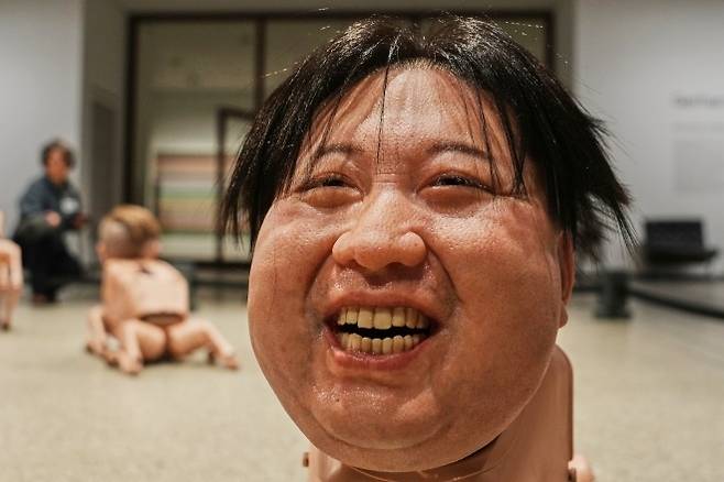 지난달 28일(현지 시간) 독일 베를린 노이에 국립미술관에서 열린 미국 작가 비플(본명 마이크 윈켈먼)의 설치미술 작품 ‘평범한 동물들’에서 김정은 북한 국무위원장 얼굴을 붙인 로봇 개의 모습. AP연합뉴스
