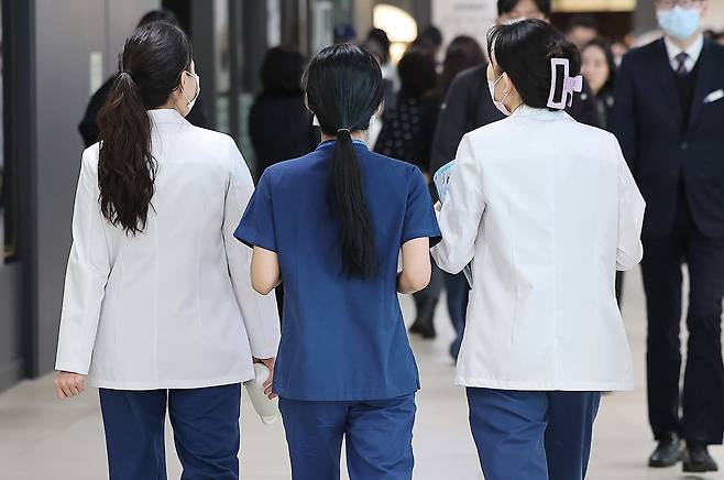 서울 시내 한 대학병원에서 간호사들이 이동하고 있다. 뉴스1