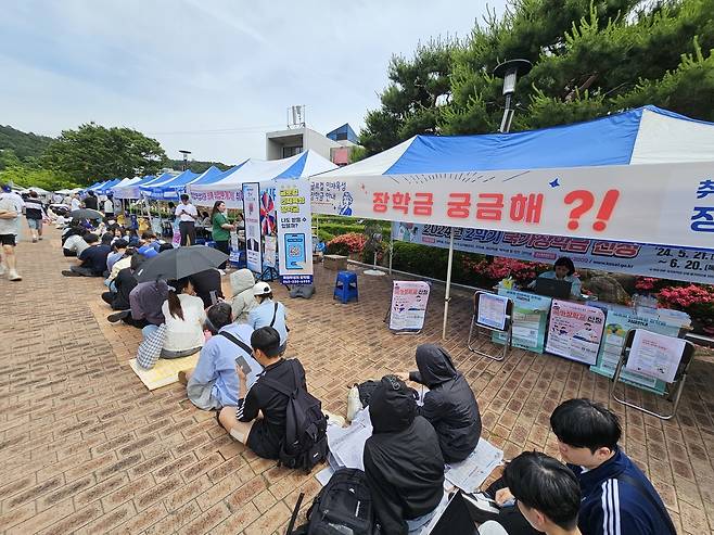 2024년 5월 27일 오후 축제가 열리고 있는 광주시 조선대학교에서 뉴진스 공연을 앞두고 입장을 기다리는 인파가 길게 줄서 장사진을 치고 있다(사진은 해당 기사와 무관함). 뉴스1