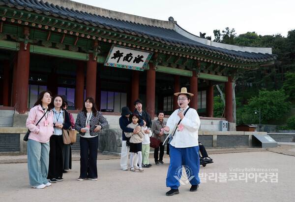 '수원화성행궁 태평성대' 해학과 풍자, 주민배우와 함께한 고궁산책.(사진=김경수 기자/ 2026.5.12)