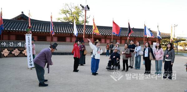 '수원화성행궁 태평성대' 해학과 풍자, 주민배우와 함께한 고궁산책.(사진=김경수 기자/ 2026.5.12)
