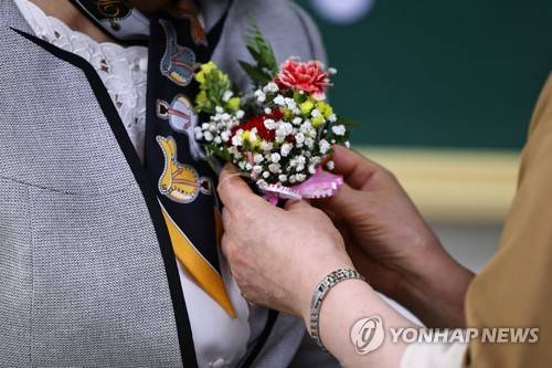 조심스레 전하는 감사의 마음 [연합뉴스 자료사진]