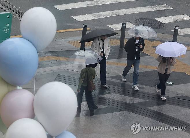 서울 명동에서 시민들이 우산을 쓰고 이동하고 있다. [연합뉴스 자료사진]