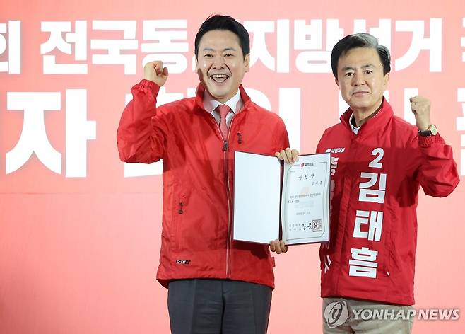 국민의힘 충남도당 당직자 회의 및 필승결의대회 (천안=연합뉴스) 이동해 기자 = 국민의힘 장동혁 대표가 12일 충남 천안시 김태흠 충남지사 후보 선거사무소에서 열린 제9회 전국동시지방선거 충남도당 당직자 회의 및 필승결의대회에서 김태흠 충남도지사에게 공천장을 수여, 기념 촬영하고 있다. 2026.5.12 eastsea@yna.co.kr