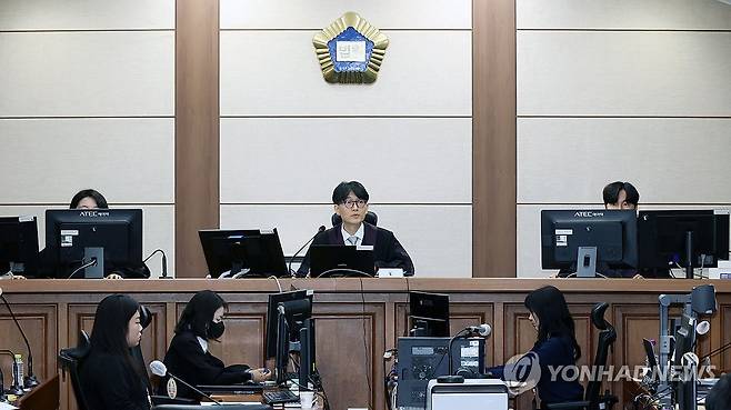 이상민 전 장관 사건 첫 재판 (서울=연합뉴스) 류경진 부장판사가 17일 서울 서초구 서울중앙지법에서 열린 이상민 전 행정안전부 장관의 언론사 단전·단수, 위증, 내란중요임무종사 등 사건 첫 재판을 심리하고 있다. 2025.10.17 [사진공동취재단] photo@yna.co.kr