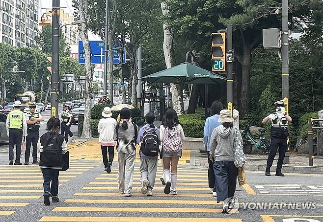 하굣길 스쿨존 교통법규 위반 단속 (서울=연합뉴스) 조현영 기자 = 12일 경찰이 서울 강남구 대곡초 근처에서 하굣길 스쿨존 교통법규 위반 단속을 벌이고 있다. 2026.5.12 hyun0@yna.co.kr