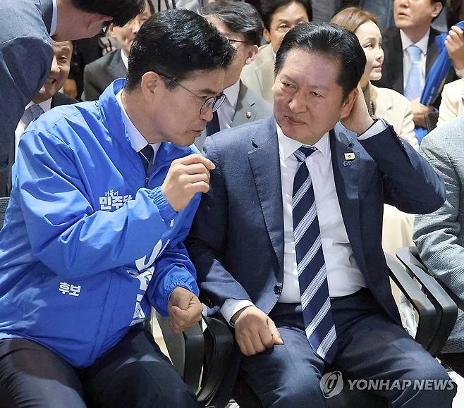 이원택 선거사무소 개소식 찾은 정청래 대표 (전주=연합뉴스) 김동철 기자 = 더불어민주당 정청래 대표(오른쪽)가 1일 전북 전주시 중화산동 이원택 전북지사 후보 선거사무소 개소식을 찾아 이 의원과 이야기하고 있다. 2026.5.1 sollenso@yna.co.kr