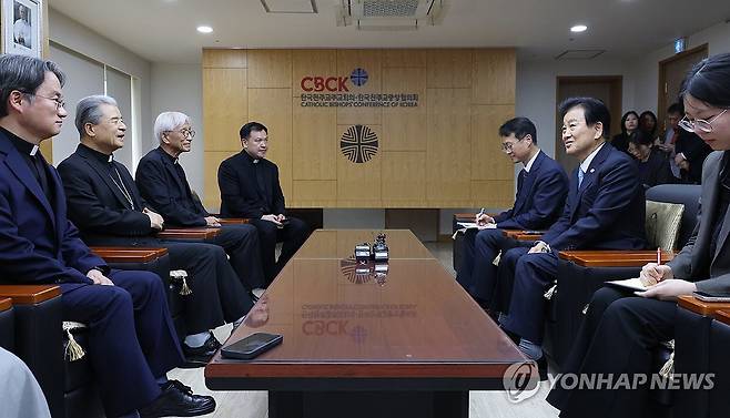 이용훈 주교 예방한 정동영 장관 (서울=연합뉴스) 최재구 기자 = 정동영 통일부 장관이 12일 서울 광진구 천주교중앙협의회에서 이용훈 한국천주교주교회의 의장을 예방하고 있다. 2026.5.12 jjaeck9@yna.co.kr
