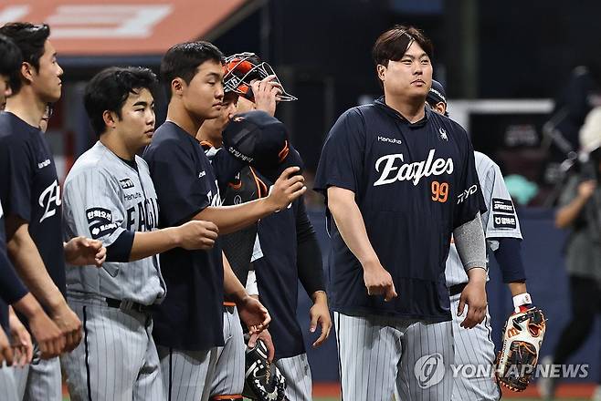 한화 류현진, 한미 통산 199승 달성 (서울=연합뉴스) 김인철 기자 = 12일 서울 구로구 고척스카이돔에서 열린 2026 프로야구 KBO리그 한화 이글스와 키움 히어로즈의 경기. 11-5로 승리한 한화의 류현진이 팬들에게 인사하고 있다.
    이날 선발 투수로 나선 류현진은 승리를 거두며 한미 통산 199승을 기록했다. 2026.5.12 yatoya@yna.co.kr