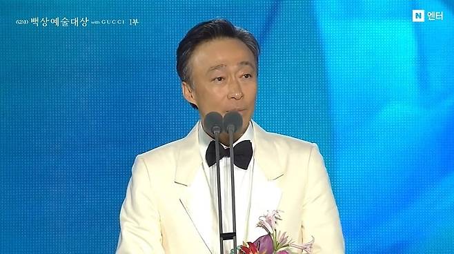 이성민이 영화 부문 남자 조연상을 받았다./사진=제62회 백상예술대상 영상 캡처.