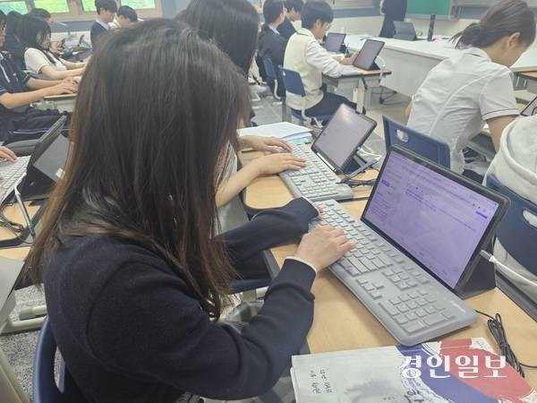 조선 후기 흥선대원군의 ‘척화비’와 ‘통상 수교 거부 정책’을 현대의 ‘AI 기술 수용’ 문제와 연결하며 학생들이 자신의 의견을 제시하고 있다. 2026.5.13 남양주/이종우기자 ljw@kyeongin.com