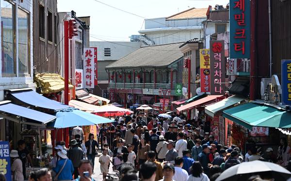 경인전철 1호선 인천역에서 내려 광장으로 발걸음을 옮기면 가장 먼저 접하게 되는 차이나타운 골목의 풍경. 2026.5.9 /조재현기자 jhc@kyeongin.com