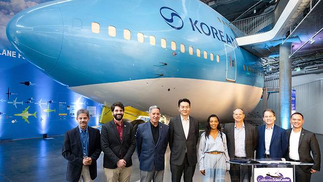 ▲'대한항공 항공 전시관'에서 열린 보잉 747-400(HL7489) 항공기 공개 행사에 참석한 조원태 한진그룹 회장(가운데)과 관계자들. /사진제공=대한항공