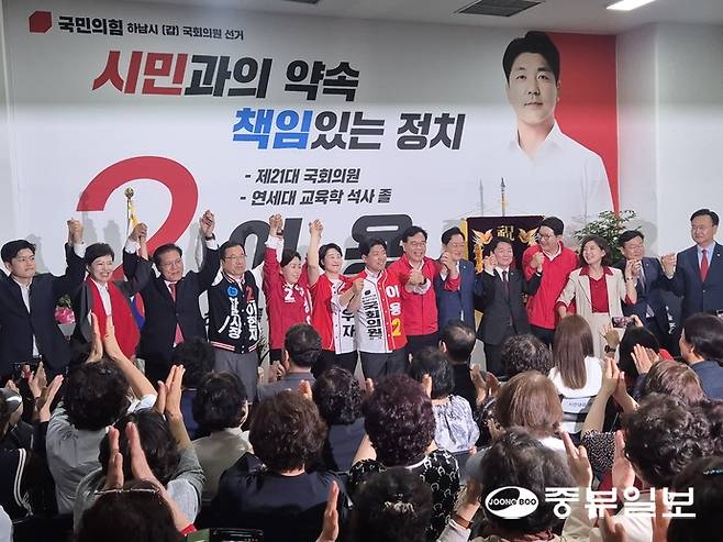 이용 국민의힘 하남갑 보궐선거 후보가 13일 신장동 하남시청 인근 선거사무실에서 개소식을 열고, 국민의힘 소속 경기도 지역구 의원들과 함께 만세를 하고 있다. 김동욱 기자