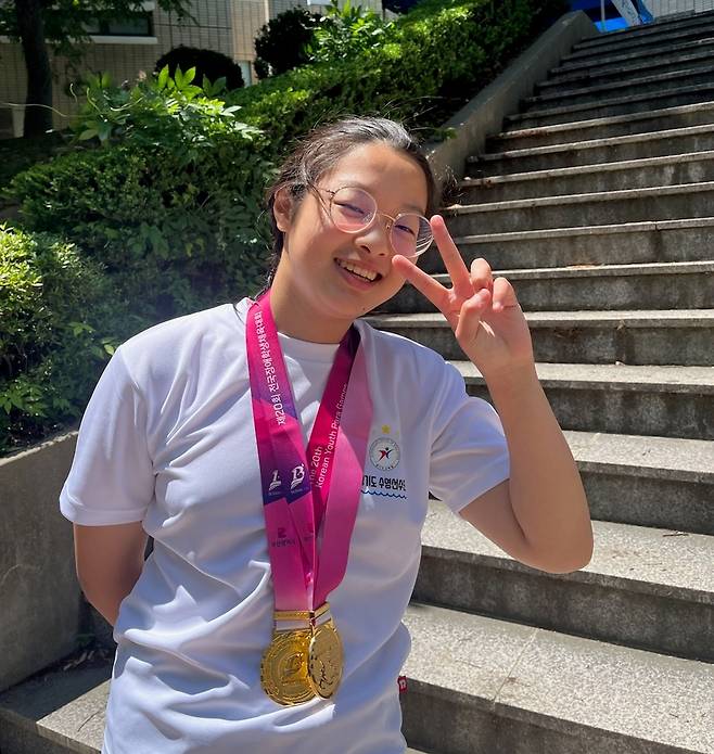 제20회 전국장애학생체육대회 수영 여자 초·중등부에서 2관왕에 오른 하다은(고양시재활스포츠센터)이 금메달을 걸고 기념사진을 촬영하고 있다. <고양시재활스포츠센터 제공>