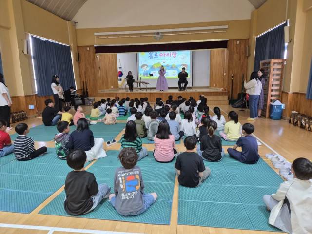 ▲왕전초등학교 학생들과 병설유치원·놀뫼유치원 원아들이 최근 왕전초 강당에서 열린 유-초 이음교육 프로그램에 참여해 퓨전 국악 공연을 관람하며 즐거운 시간을 보내고 있다. '너와 나의 연결고리'를 주제로 진행된 이번 행사는 아이들이 함께 어울리며 마음을 나누는 따뜻한 교육의 장이 됐다.사진=김흥준 기자