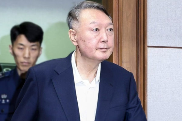 법정 들어서는 윤석열 전 대통령. 연합뉴스