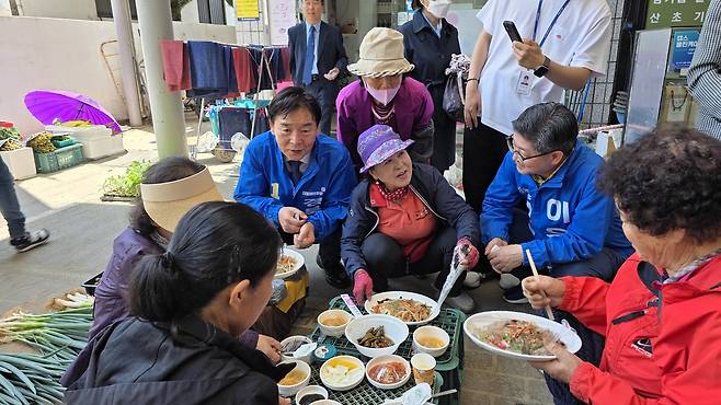 오중기 더불어민주당 경상북도지사 후보가 13일 오전 11시 문경시 흥덕동 점촌5일장을 찾았다. /고성환 기자