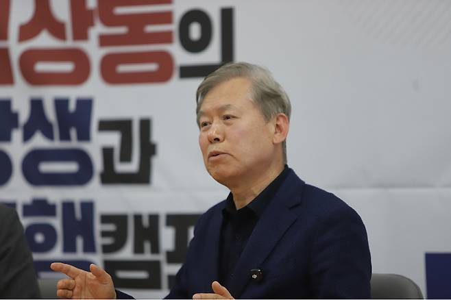 김상동 경북교육감 예비후보가 12일 도내 모든 초등학생과 특수학교 학생에게 ‘안심 스마트 태그(위치추적기)’를 무상 보급하는 스마트 안전 모니터링 시스템 구축 공약을 발표하고 있다. /김상동 예비후보 제공
